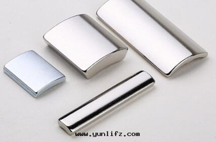 電(diàn)机內(nèi)部(bù)的(de)磁铁(tiě)有(yǒu)弧形和(hé)方(fāng)形，它们(men)之(zhī)间有(yǒu)什(shén)麼(me)區(qū)别?