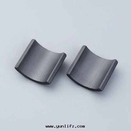 強(qiáng)力磁铁(tiě)和(hé)普通(tòng)磁铁(tiě)的(de)區(qū)别